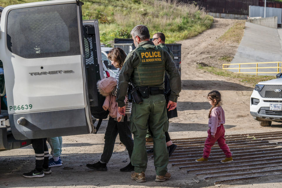 Una niña pequeña de Georgia con su familia es detenida por agentes de la Patrulla Fronteriza en San Ysidro, California, el 14 de marzo de 2024. (Ariana Drehsler/The New York Times)