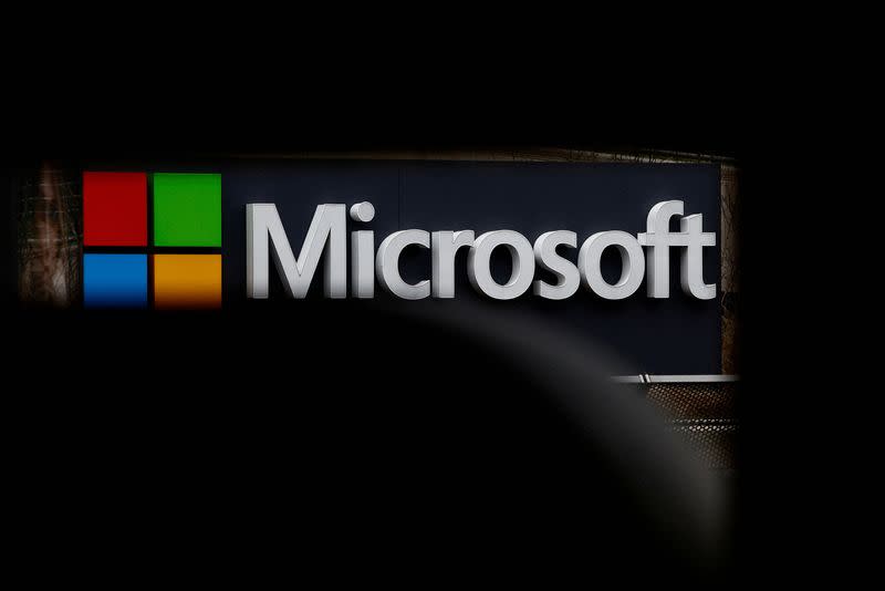 FOTO DE ARCHIVO: Una vista muestra un logotipo de Microsoft en las oficinas de Microsoft en Issy-les-Moulineaux, cerca de París