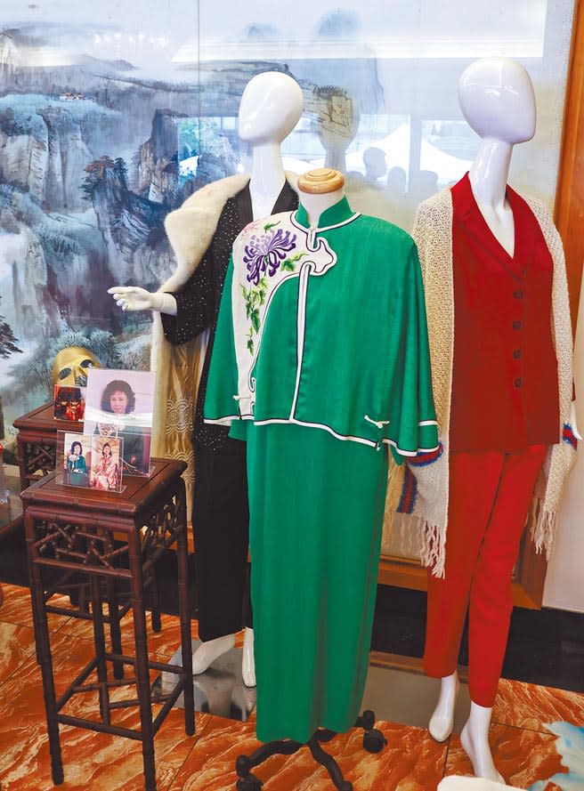 瓊瑤珍藏的禮服及套裝在市集中展出。（羅永銘攝）