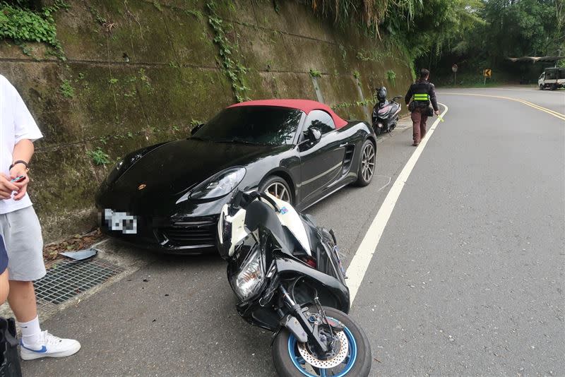 財茂彎機車騎士跑山過彎失控，機車撞上停在路邊的保時捷。（圖／翻攝畫面）