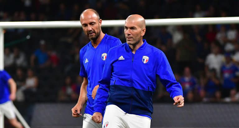 Dugarry y Zidane, juntos en un partido de veteranos con la selección francesa. (Crédito de la foto: Icon Sport)