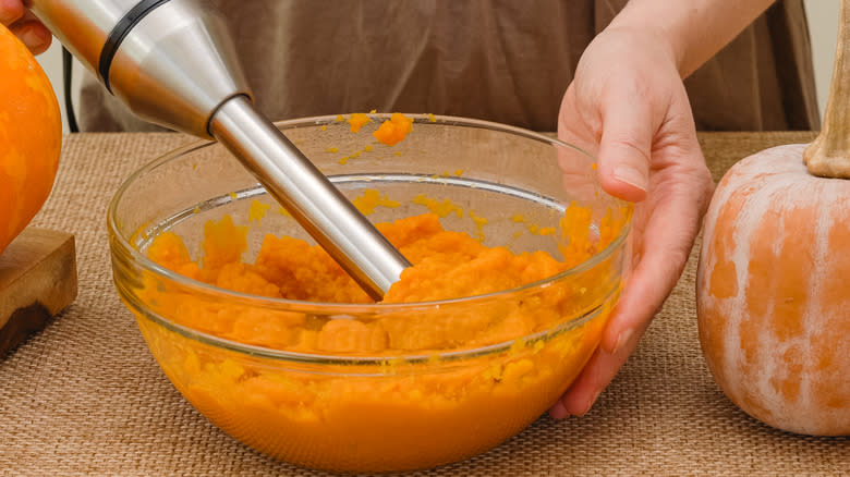 making pumpkin purée