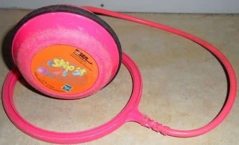 Skip-it! Who still has the scars on their ankles from this thing!? Loved  this toy though! Who else had one? . . . . . #skipit #90s #1990s…