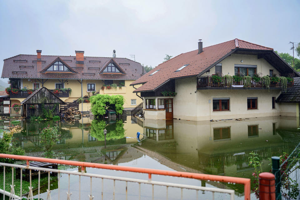 Dieses am 5. August 2023 aufgenommene Foto zeigt vom steigenden Wasser des Flusses Krka überflutete Häuser im Dorf Velike Malence im Südosten Sloweniens. - Drei Menschen sind ums Leben gekommen, nachdem durch starke Regenfälle verursachte Überschwemmungen und Erdrutsche den Zugang zu Dörfern blockierten und den Verkehr im Nordosten und in der Mitte Sloweniens störten, da die Umweltbehörde des Landes aufgrund der starken Regenfälle die höchste Alarmstufe „Rot“ ausrief. (Photo by Jure Makovec / AFP)