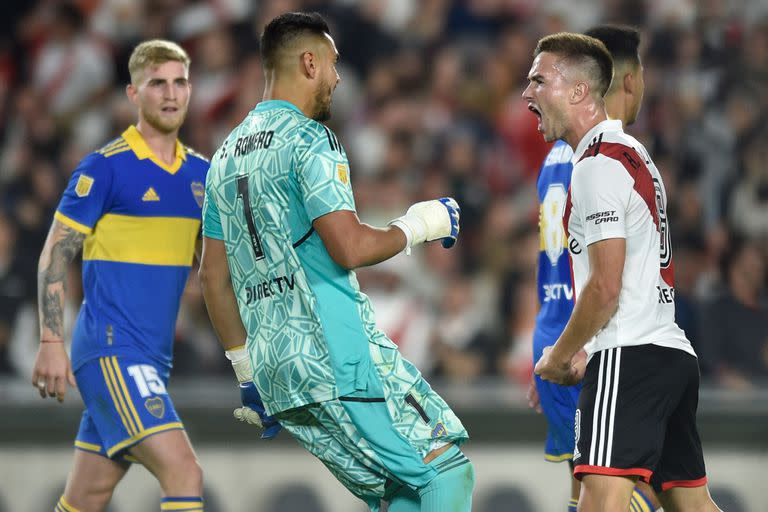 La última imagen del último superclásico: Agustín Palavecino le grita el gol de River a Sergio Romero, el arquero de Boca.