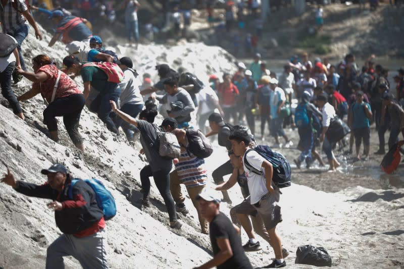 Foto del lunes de un grupo de migrantes que buscan llegar a EEUU cruzando el río Suchiate en la frontera entre Guatemala y Mexico, en Ciudad Hidalgo