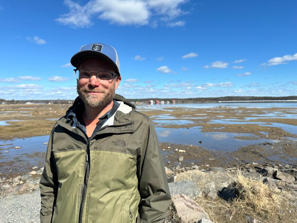 Mike Palmer, manager of the North Slave Research Centre at Aurora College, says people who want to take a stroll through the muck near Rotary Park don't have to worry about arsenic in the sediment. The arsenic that entered the lake decades ago has migrated down into the deepest areas of the bay, he said.  (Liny Lamberink/CBC - image credit)