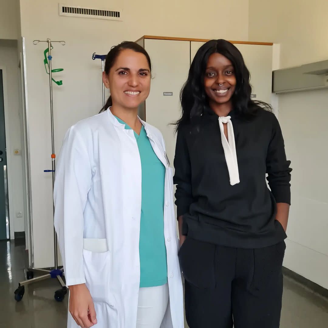 Shamsa Araweelo and member of staff at Aachen hospital. (Credit: Shamsa Araweelo)