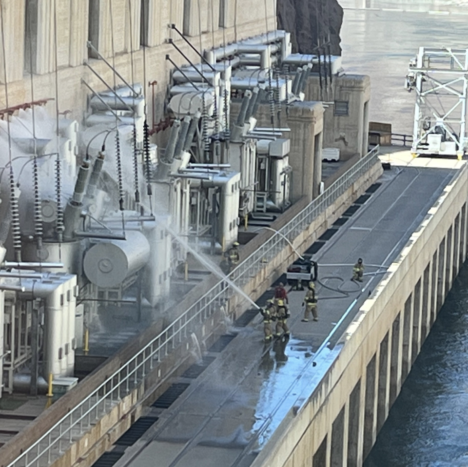 Bomberos tratan de apagar el incendio en el transformador (The Bureau of Reclamation)