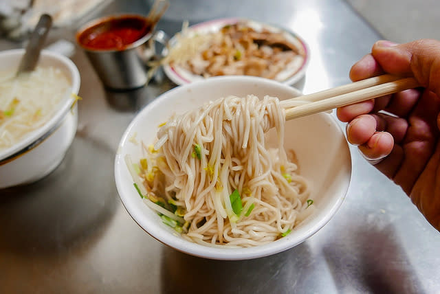 【台北車站美食】長安西路138巷69年老店米粉湯