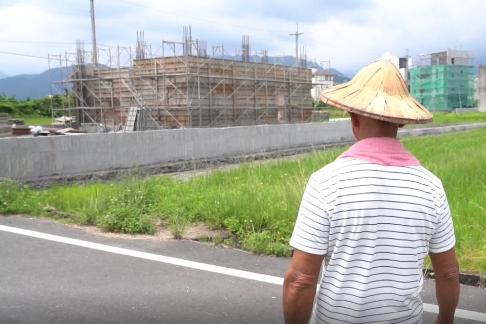 緊鄰農田的土地變成工地、蓋起新屋，農地政策及法規的變化，直接改變了農村的生活與景觀。（攝影／王志元）