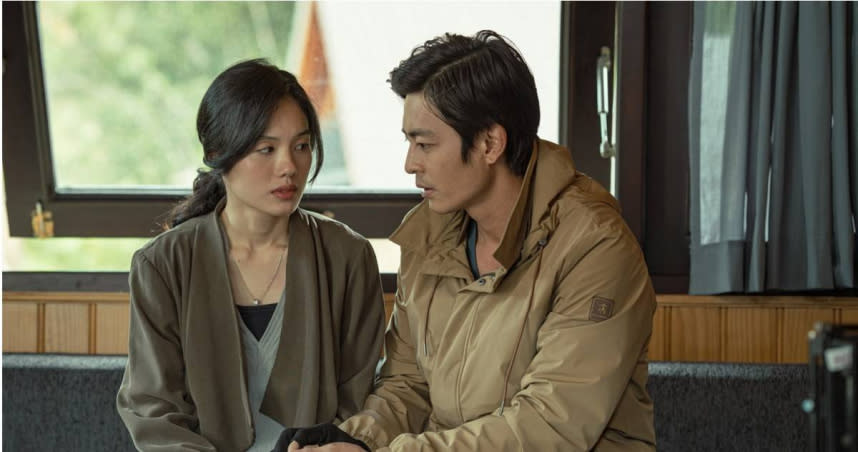《腥紅山莊》 由「越南張東健」國輝（Quoc Huy）搭檔新銳女演員傳英（Trâm Anh，左）主演。（圖／公視）