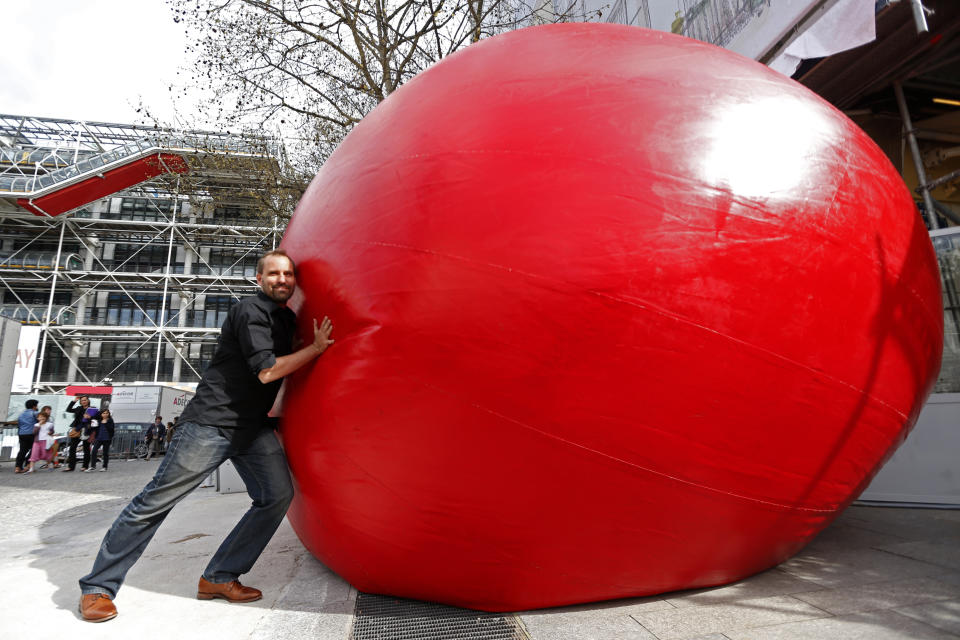 紅球計畫發起人Kurt Perschke，2013年在法國巴黎跟紅球合照。(REUTERS/Charles Platiau)