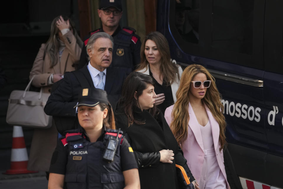 La artista colombiana Shakira, con un traje rosado, sale de una corte en Barcelona, España, el lunes 20 de noviembre de 2023. Shakira alcanzó un acuerdo de último momento para evitar el riesgo de ir a prisión en el primer día de su juicio por fraude fiscal en Barcelona. (Foto AP/Emilio Morenatti)