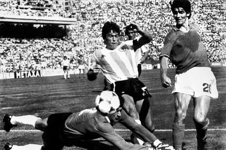 Fillol y Passarella sufren al mejor Paolo Rossi; "Está muy bajo", dijo Menotti antes del partido entre la Argentina e Italia: fue el goleador del Mundial