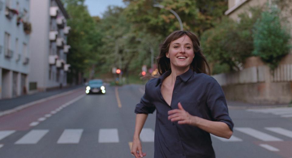 In one of the film's most memorable scenes, time stands still as Julie (Renate Reinsve) runs through the city.