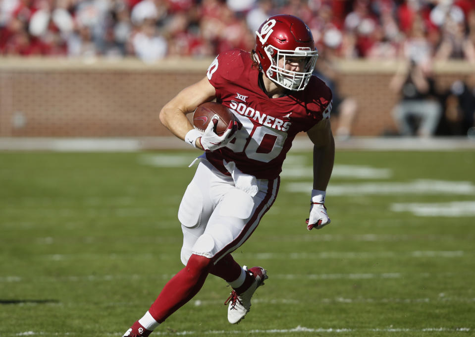 Oklahoma tight end Grant Calcaterra (80) carries during an NCAA college football game between Kansas State and Oklahoma in Norman, Okla., Saturday, Oct. 27, 2018. (AP Photo/Sue Ogrocki)