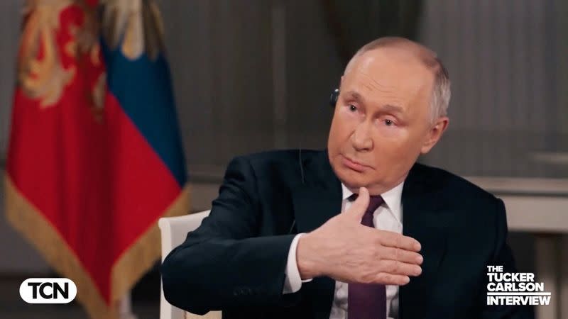 El presidente ruso, Vladímir Putin, habla durante una entrevista con el presentador de televisión estadounidense Tucker Carlson en Moscú, Rusia, el 6 de febrero de 2024, en esta imagen fija tomada de un vídeo