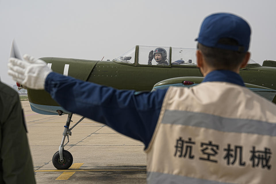 大陸海軍首批艦載機女飛行學員向機務人員示意準備滑出。（圖／新華社）