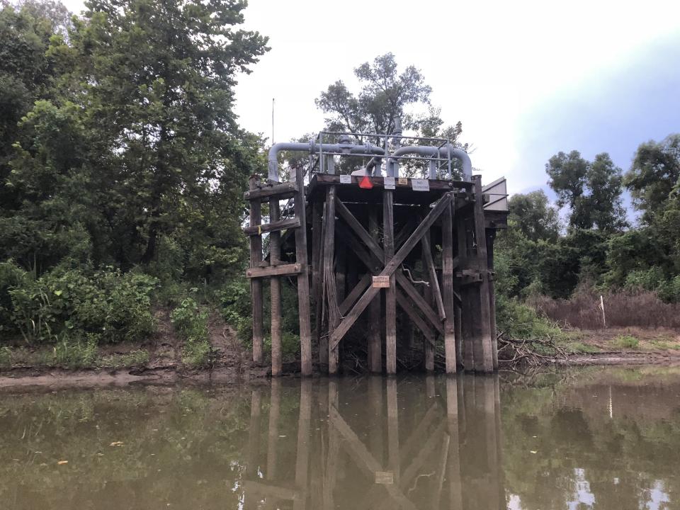 In 2003, the most recent data available, a joint study by the Louisiana State University and the Louisiana Applied Oil Spill Research and Development Program identified 130 pipes zigzagging throughout the basin.