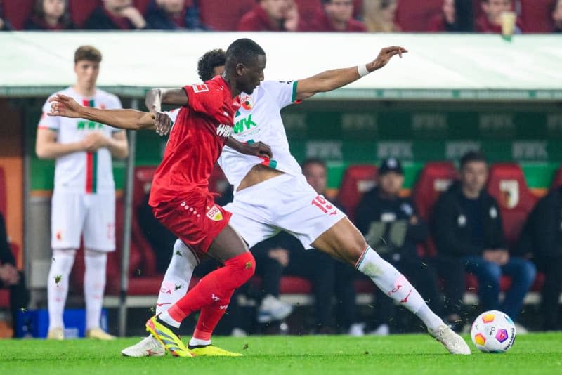 Stuttgart's Serhou Guirassy (L) and Augsburg's Felix Uduokhai in action during the German Bundesliga soccer match between FC Augsburg and VfB Stuttgart at the WWK-Arena. Tom Weller/dpa