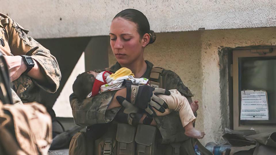 Die Unteroffizierin Nicole Gee vom US Marine Corps half kleine Kinder beruhigen. Sie starb bei dem Bombenanschlag auf den Flughafen Kabul. (Bild: dpa)