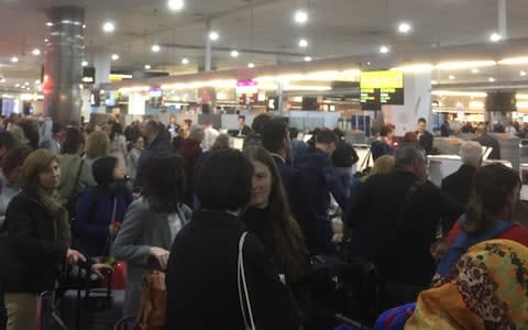 Passengers queue amid check-in delays - Credit: osamanasir/Twitter