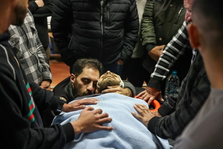 Un hombre abarza el cuerpo de Mohammad Shahmawi, uno de los palestinos muertos en una operación de las fuerzas israelíes en el campamento de Al Faraa, en la Cisjordania ocupada, el 12 de abril de 2024 (Zain Jaafar)