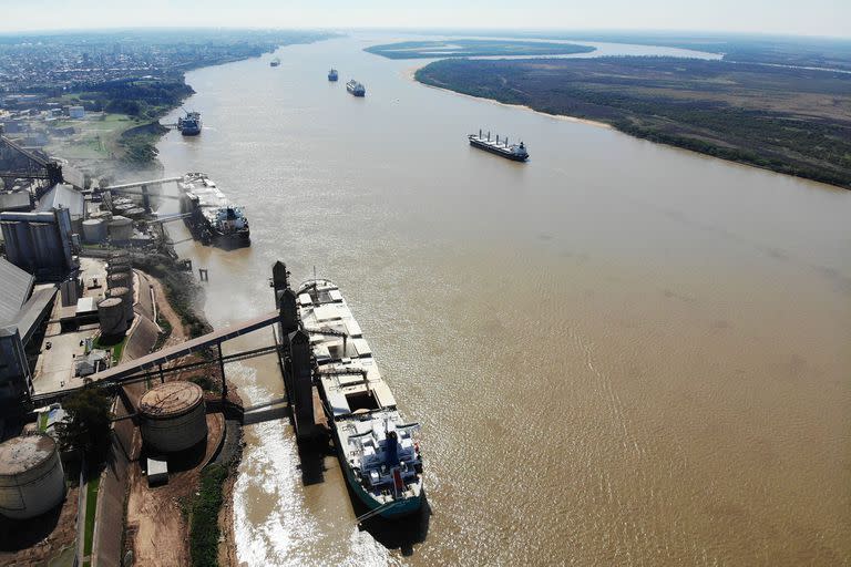 A pesar de la bajante, gran cantidad de barcos siguen operando en los distintos puertos exportadores desde San Lorenzo hasta Timbu

Marcelo Manera
