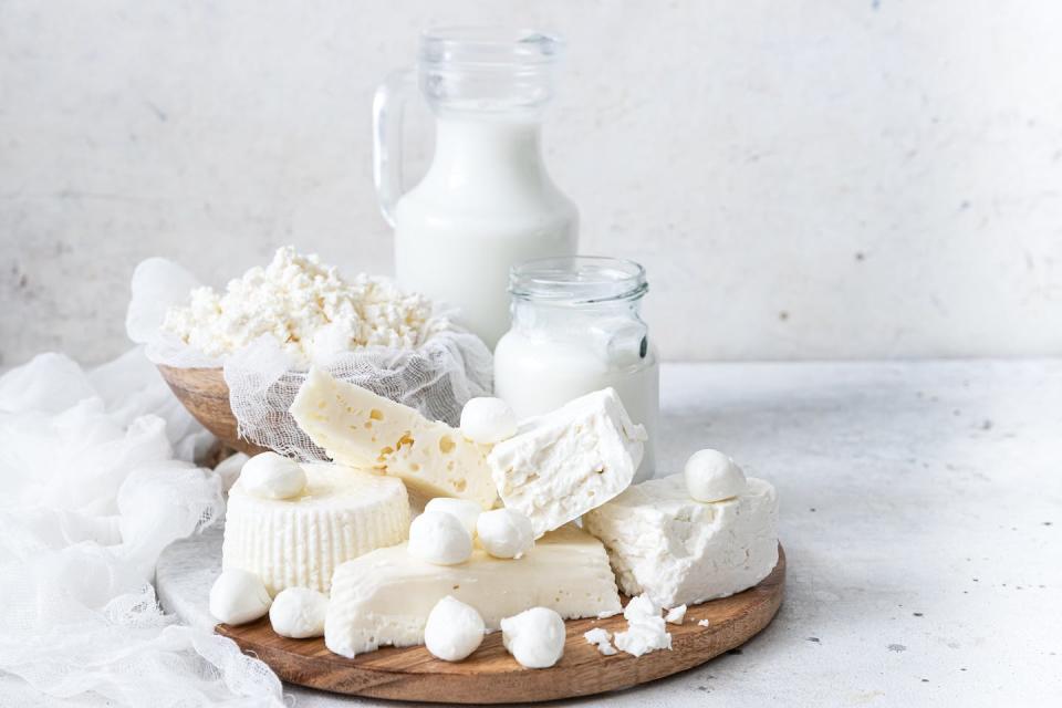 Los alimentos fermentados con bacterias, hongos y levaduras beneficiosos, como yogur, queso y kéfir, pueden contrarrestar el efecto perjudicial de los xenobióticos. <a href="https://www.shutterstock.com/es/image-photo/fresh-dairy-products-milk-kefir-feta-2156073111" rel="nofollow noopener" target="_blank" data-ylk="slk:Shutterstock / Viktoria Hodos;elm:context_link;itc:0;sec:content-canvas" class="link ">Shutterstock / Viktoria Hodos</a>