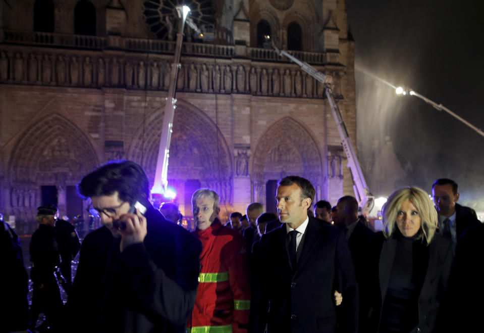 Am vergangenen Montagabend verlässt Frankreichs Staatspräsident Emmanuel Macron mit seiner Frau Brigitte den Ort der zu dem Zeitpunkt noch brennenden Pariser Kathedrale Notre-Dame. (Bild: AP)