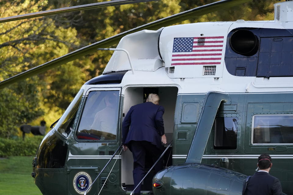 El presidente Donald Trump aborda el helicóptero Marine One para partir de la Casa Blanca rumbo al Centro Médico Militar Nacional Walter Reed después de que diera positivo al COVID-19 en Washington, el viernes 2 de octubre de 2020. (AP Foto/Alex Brandon)