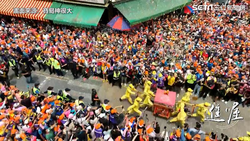 苗栗白沙屯拱天宮媽祖8天7夜進香，數萬名信眾跟隨「粉紅超跑」展開長征。（圖／寶島神很大）