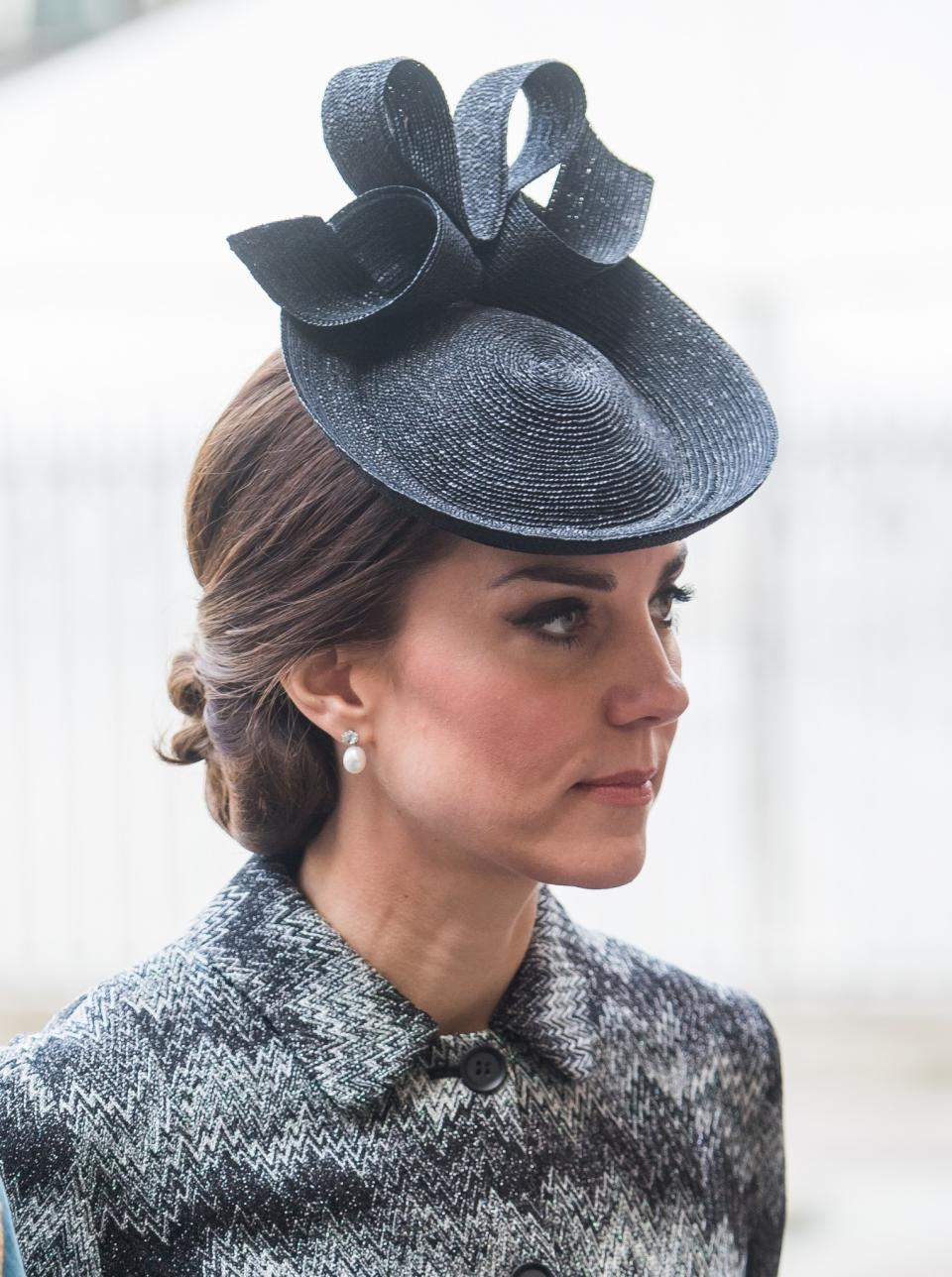 <p>Comme quoi, tout le monde peut changer d’avis ! La duchesse, célèbre pour ses cheveux longs et bouclés, les range dans un chignon-nœud du plus bel effet. Crédit : Getty </p>