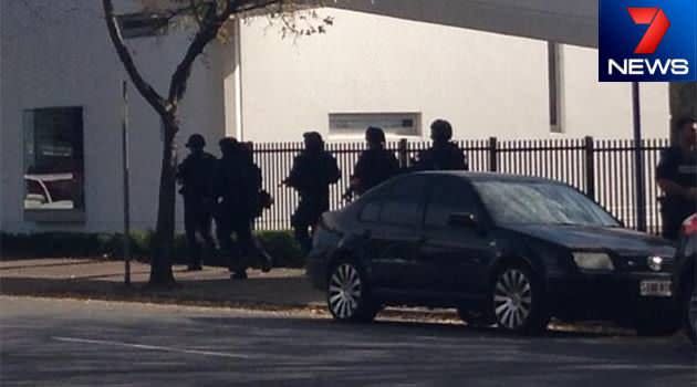 Pulteney Grammar in lockdown as starforce officers search the school. Photo: 7News reporter Andrea Nicolas via Twitter