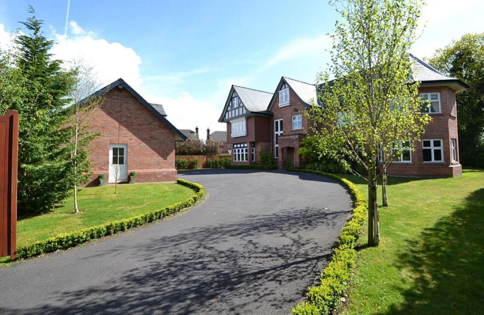 <p>Alexis Sanchez appears to have found his dream home in Greater Manchester (Image: Rightmove). </p>
