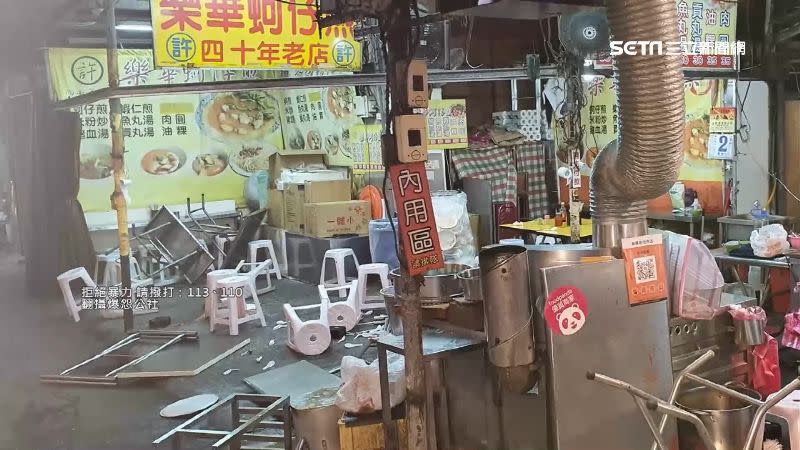 樂華夜市的蚵仔煎店遭翻桌、砸毀。（圖／翻攝自爆怨公社）