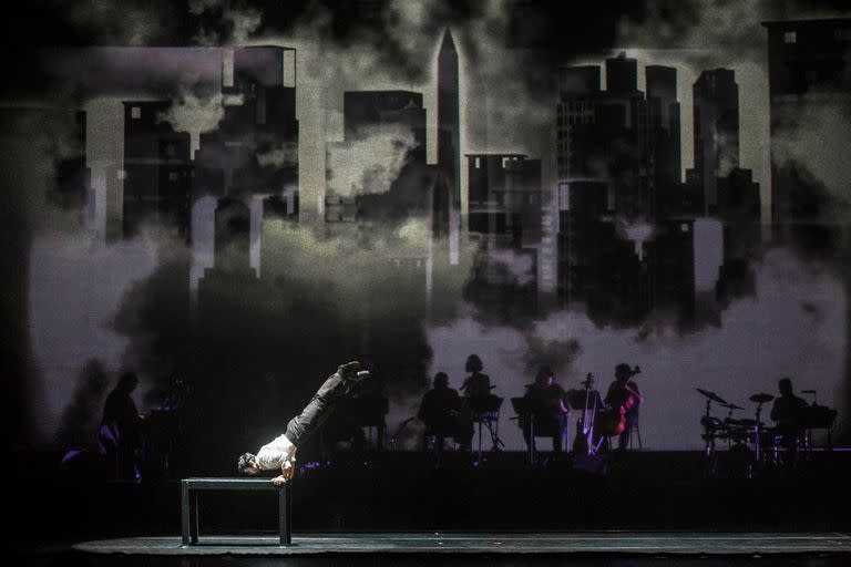 Escena de "Piazzolla Futuro", con un extraordinario Rodrigo Colomba en un tango de Ana María Stekelman como los que bailaba Julio Bocca