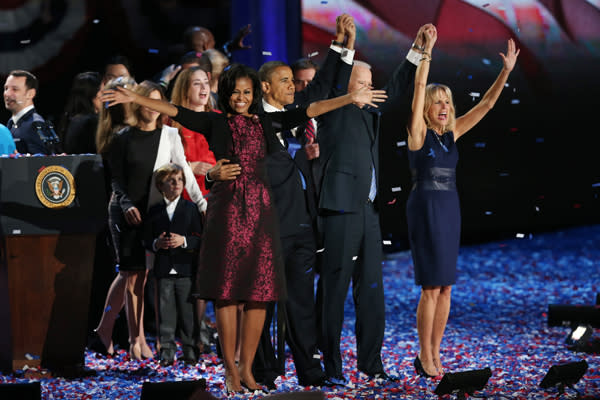 6. November: So sehen Sieger aus! Michelle Obama strahlt nach der gewonnen Wahl im weinrot schimmernden Brokatkleid von Michael Kors. (Bild: Getty)