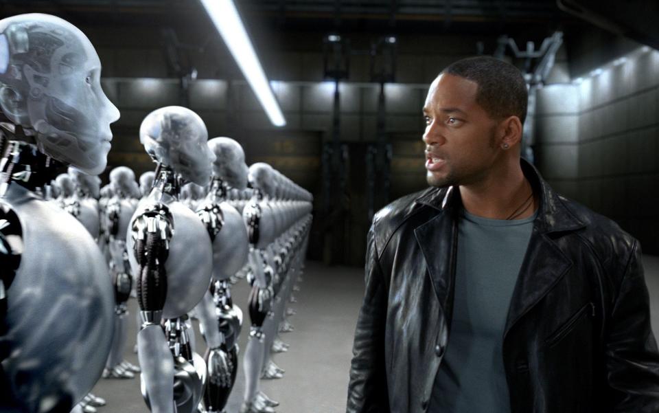 Will Smith in I, Robot, in which the androids are given white features - DIGITAL DOMAIN