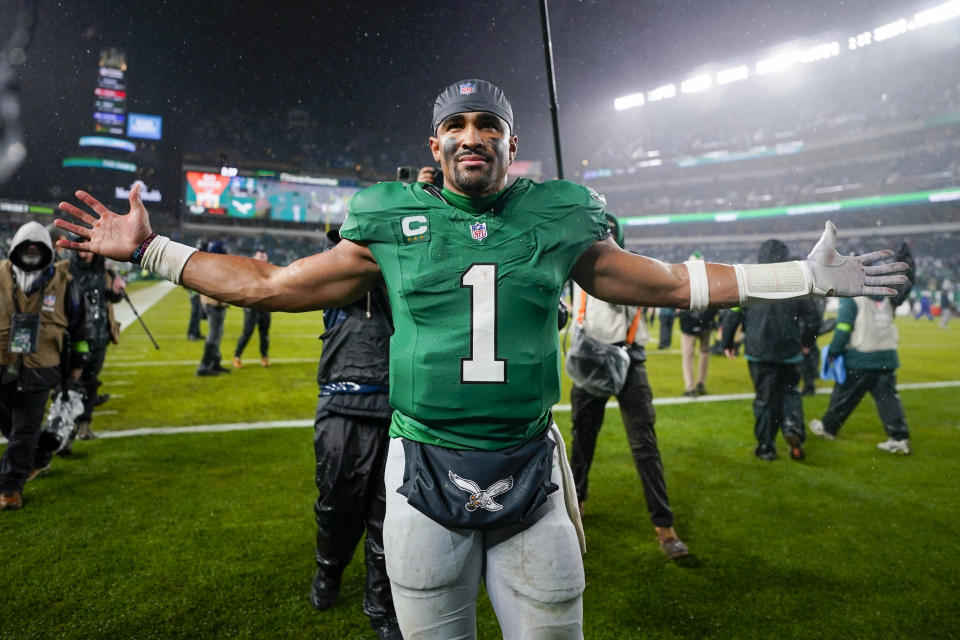 Der Quarterback der Philadelphia Eagles, Jalen Hurts, feiert, nachdem er am Sonntag, dem 26. November 2023, in Philadelphia in der Verlängerung eines NFL-Footballspiels das entscheidende Tor gegen die Buffalo Bills erzielt hat.  (AP Photo/Matt Slocum)