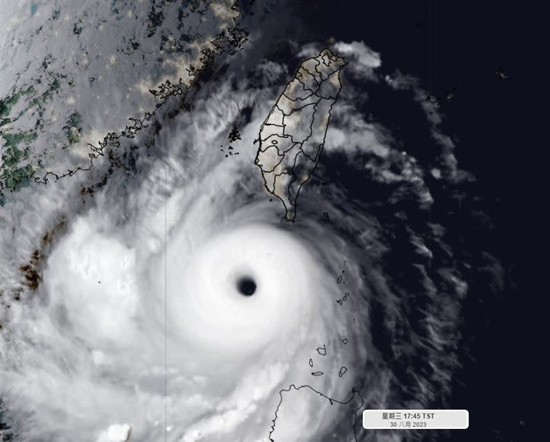 蘇拉颱風眼清晰、眼牆延伸的暴風圈厚實。（圖／翻攝自彭啟明臉書）