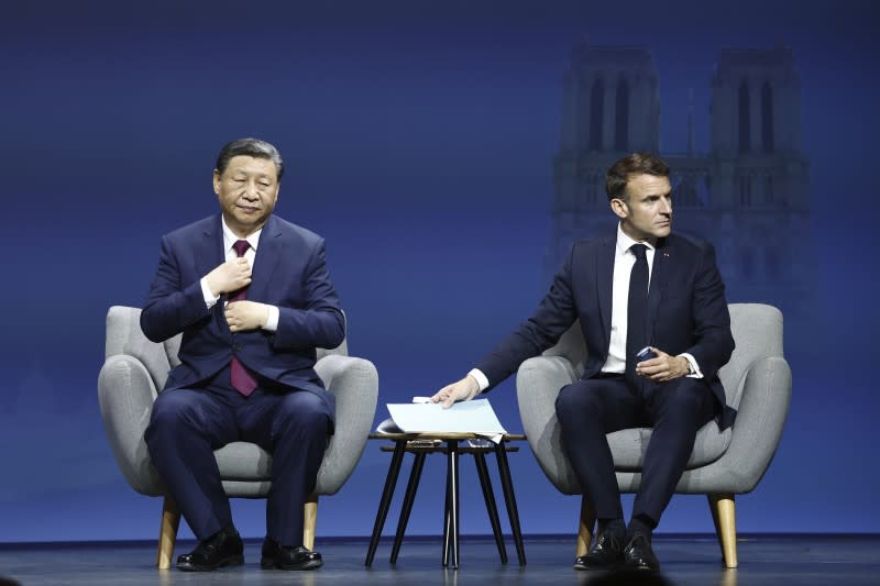 <cite>2024年5月6日，法國總統馬克宏、夫人碧姬與中國國家主席習近平、夫人彭麗媛在愛麗榭宮舉行的國宴前合影。（美聯社）</cite>