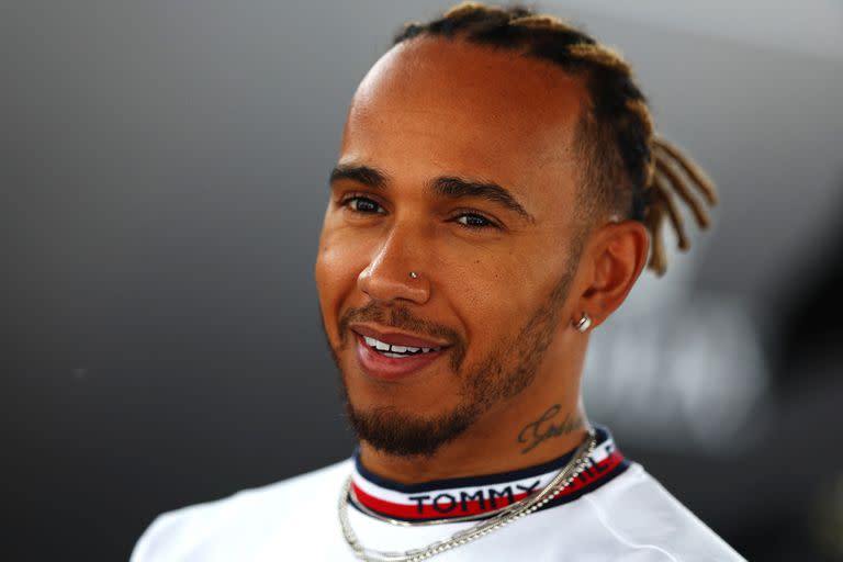 Lewis Hamilton se permitió una sonrisa, más allá de la polémica y del dolor de espalda