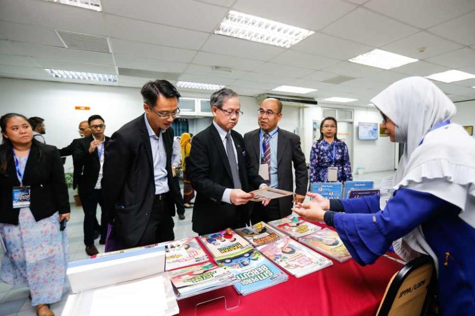 Deputy Health Minister Dr Lee Boon Chye visits a booth after officiating the Antimicrobial Conference and Workshop at Universiti Sains Malaysia, Penang December 20, 2019. ― Picture by Sayuti Zainudin