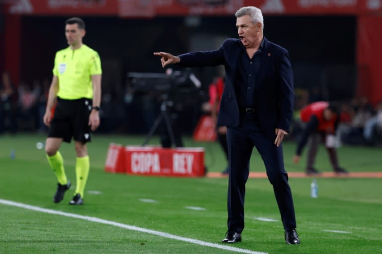 El entonces entrenador del Real Mallorca, el mexicano Javier Aguirre, gesticula durante la final de la Copa del Rey, contra el Athletic Club Bilbao, el 6 de abril de 2024 en la ciudad española de Sevilla (Jaime Reina)