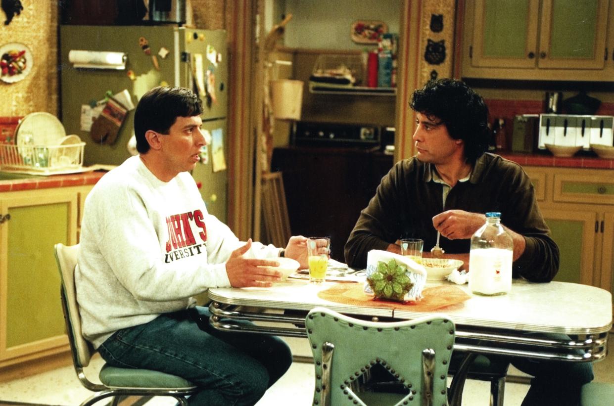 Romano and Brad Garrett in an episode of Everybody Loves Raymond (Photo: CBS/Courtesy Everett Collection)