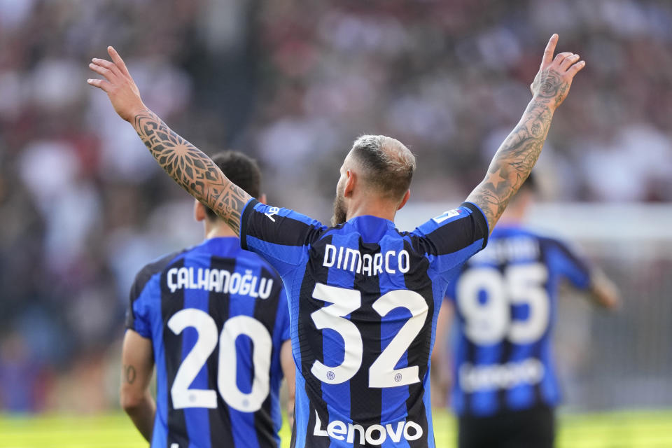 Federico Dimarco del Inter de Milán celebra tras anotar el primer gol de su equipo en el encuentro ante la Roma en la liga italiana el sábado 6 de mayo del 2023. (AP Foto/Andrew Medichini)