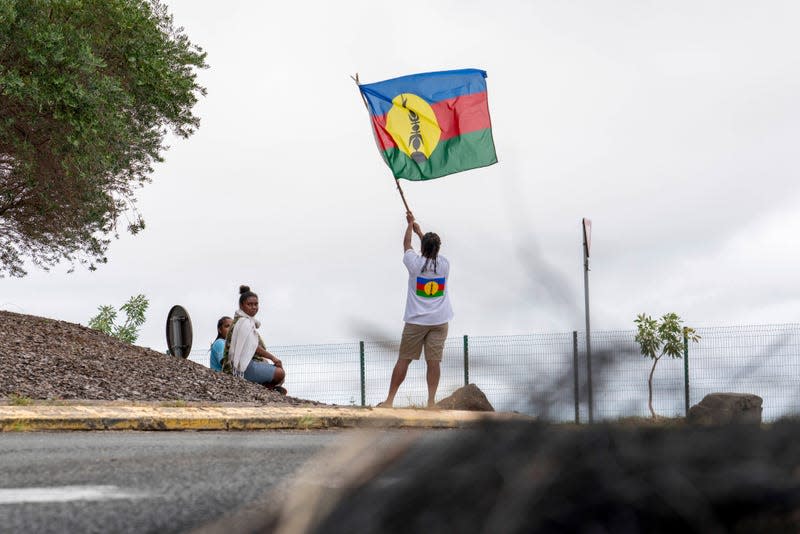 Protester holds a New Caledonia territorial flag on May 14, 2024.<br> - Photo: NICOLAS JOB/SIPA (AP)