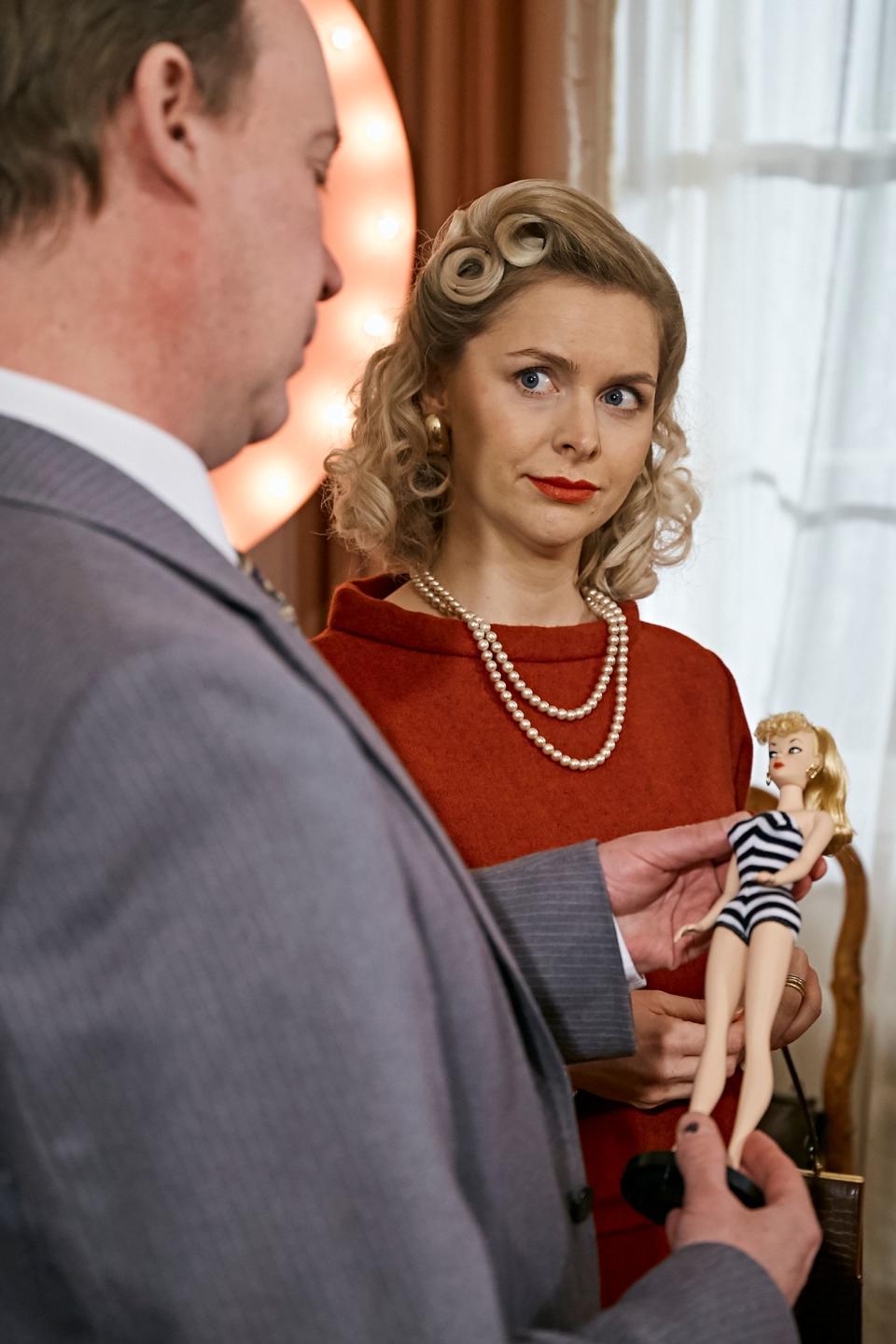 Als Ruth Handler (Miranda Hennessy) ihre Barbie-Idee vorstellt, reagiert ihr Mann (Dan Tetsell) skeptisch: 